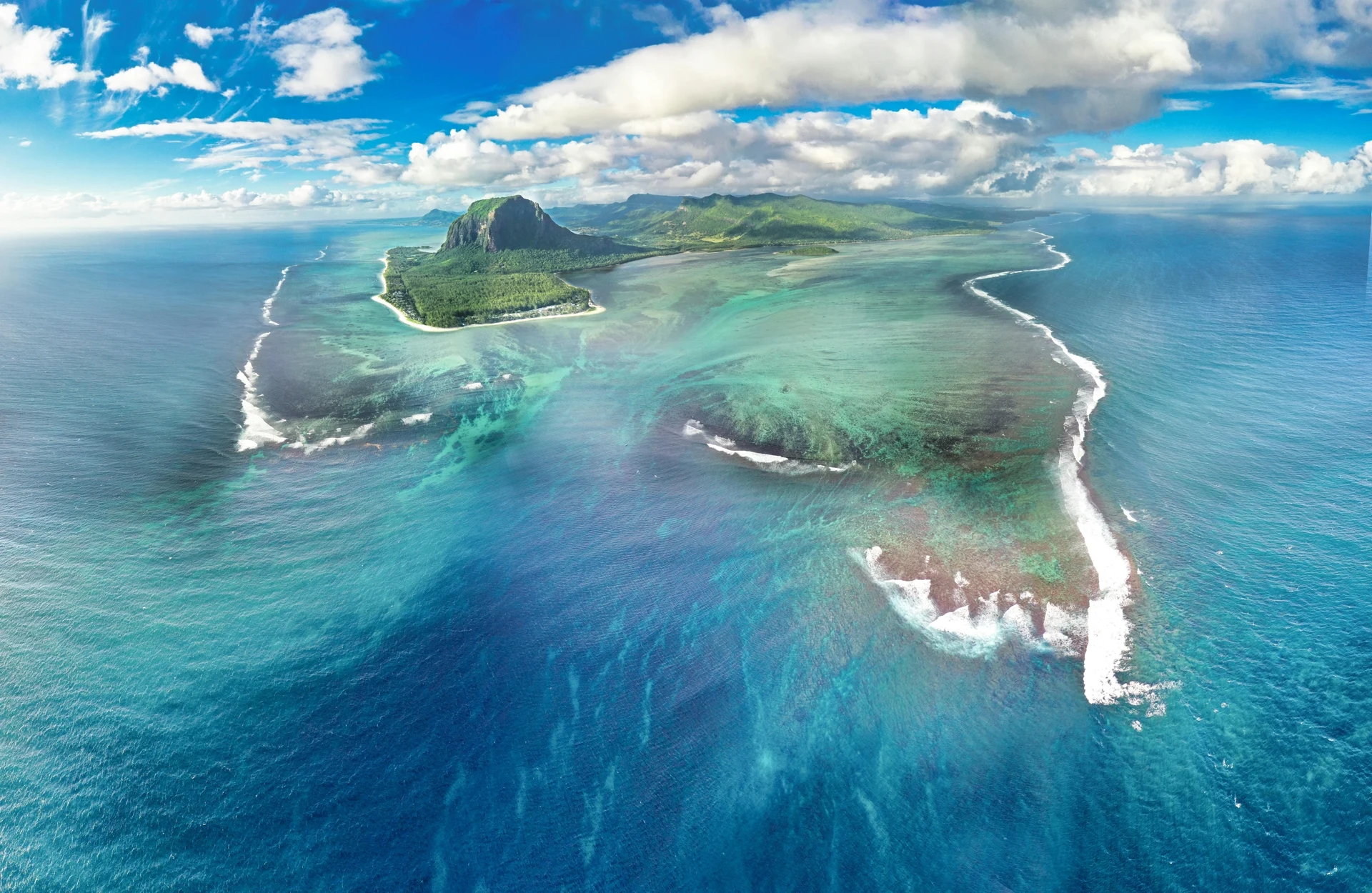 Vue aérienne île maurice entourée d'un océan turquoise