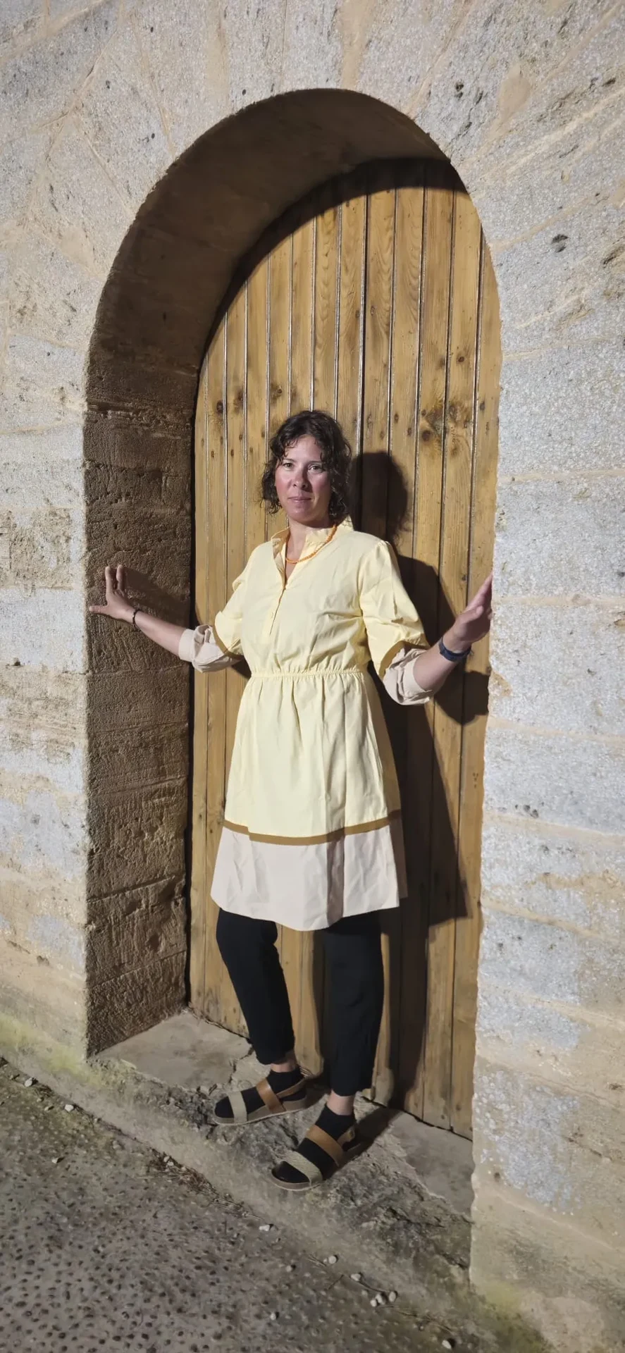 Habibi Nora, fondatrice d'Amanéa Voyage, souriante face à l'horizon